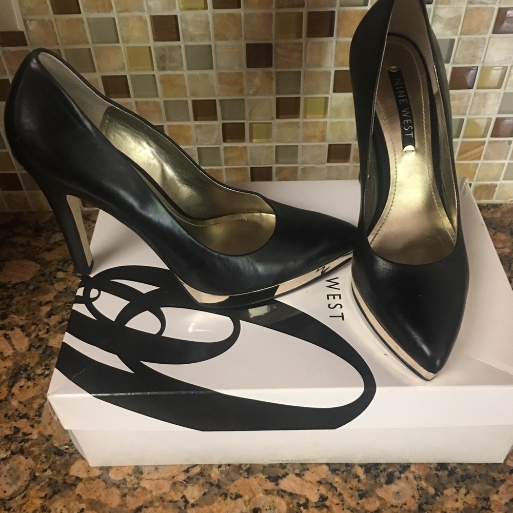 Nine West platform pump with gold trim